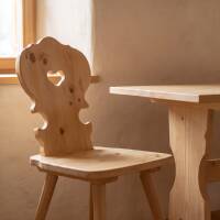 Traditionelle Holzstühle