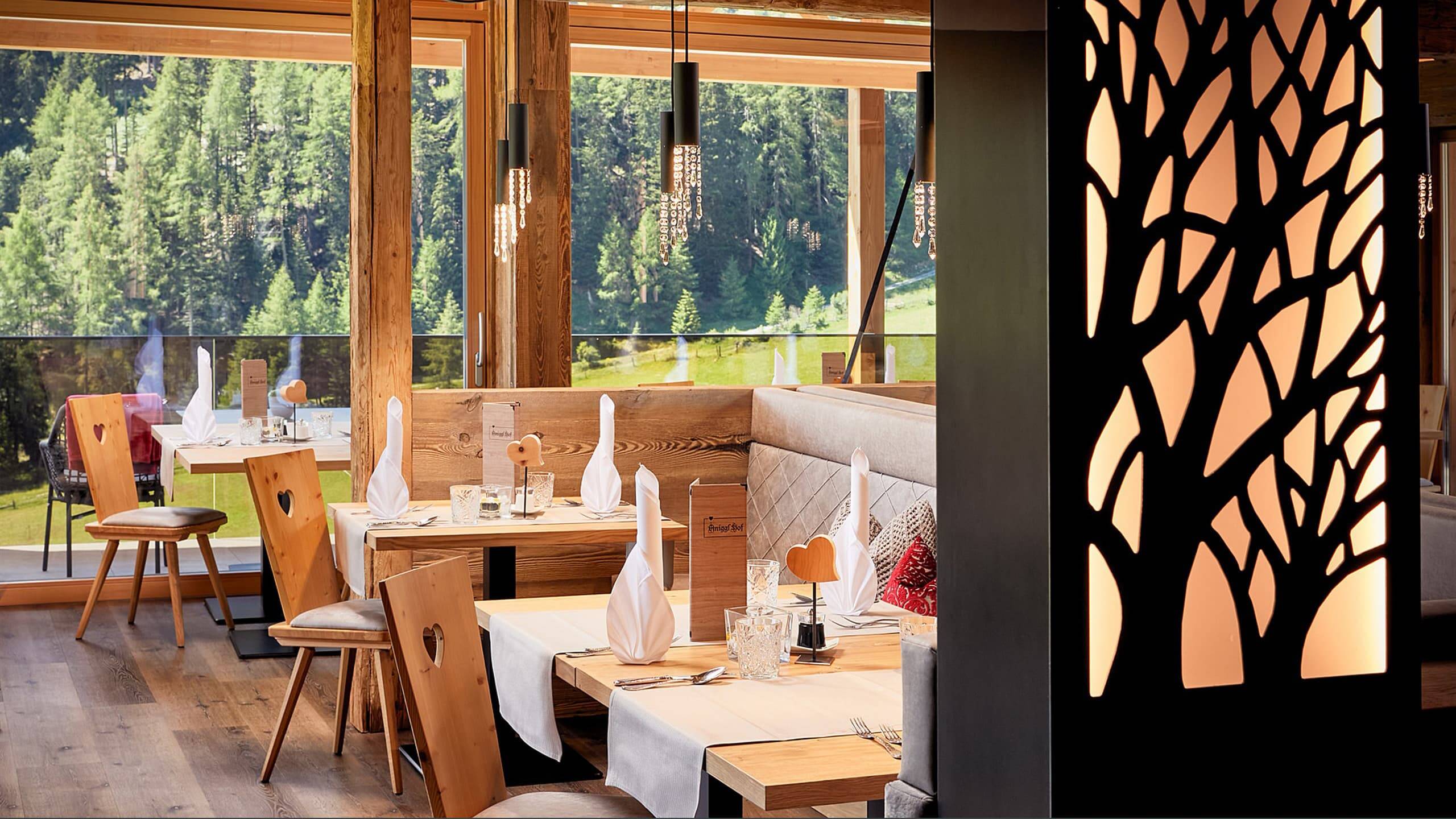 Bild von Restaurant mit Stühlen und schön bedeckten Tischen