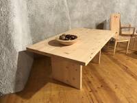 Esstisch Modern 180 cm aus Arvenholz massiv mit Wangenfuss